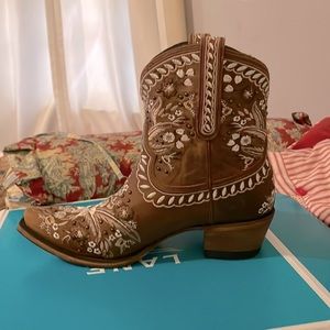 Lane Women’s size 9.5 style is Chloe Bootie